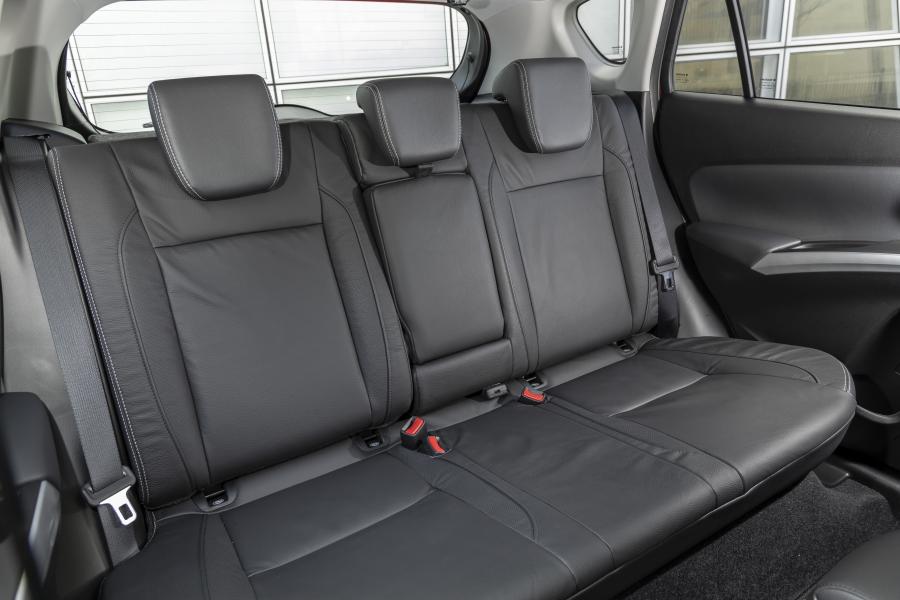 Интерьер Suzuki SX4 S-Cross Hybrid 2020 года  (WW) (фото 11 из 40)
